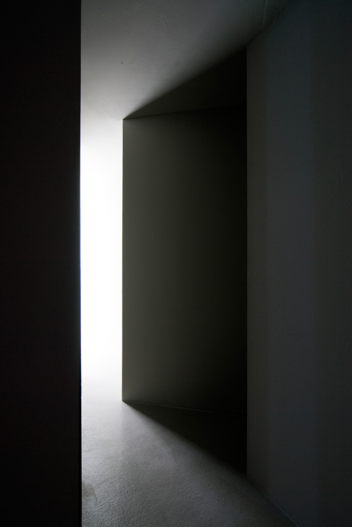 Elín Hansdottír: Vertex, 2009. Sheetrock, aluminium profiles, mirrors, fluorescent tubes. Courtesy of the artist and i8 Gallery.